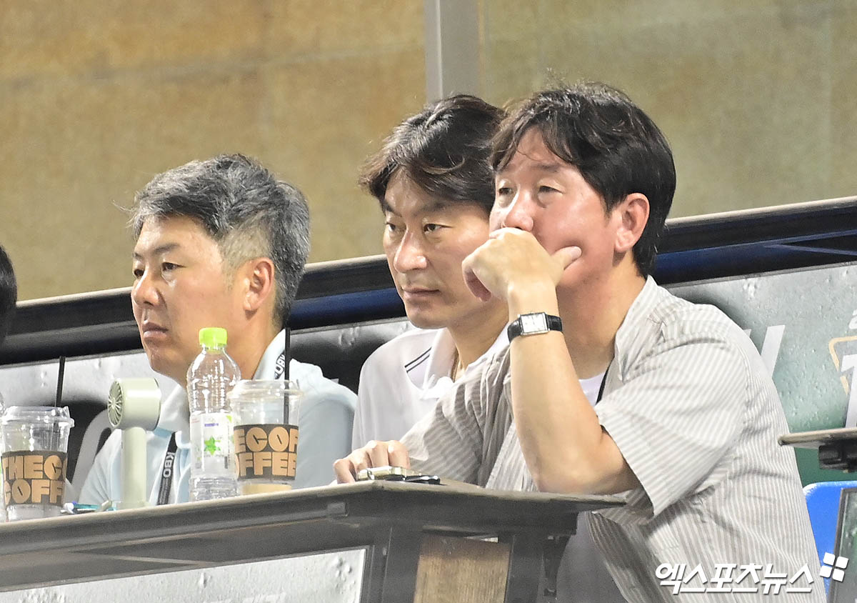 29일 오후 서울 송파구 잠실야구장에서 열린 '2025 신한 SOL Bank KBO리그' KT 위즈와 LG 트윈스의 경기, 대한민국 야구 국가대표팀 김원형 투수코치, 강인권 수석코치, 류지현 감독이 관중석에서 경기를 지켜보고 있다. 엑스포츠뉴스 DB