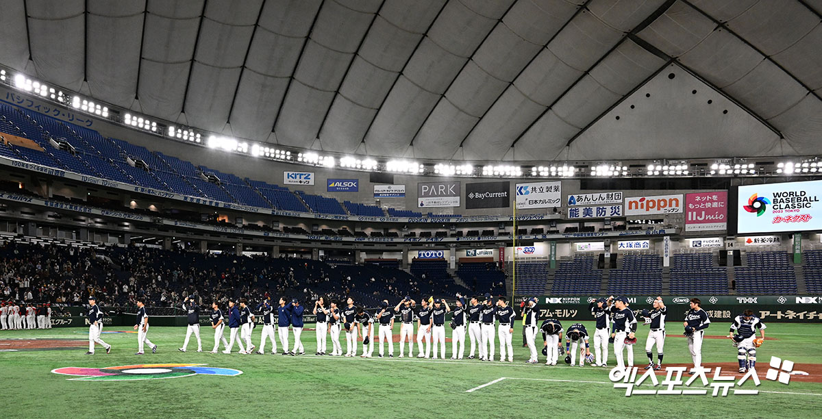 13일 오후 일본 도쿄돔에서 열린 2023 월드베이스볼클래식(WBC) B조 중국과 대한민국의 경기, 대한민국이 박건우와 김하성의 그랜드슬램에 힘입어 중국에 22:2 콜드게임을 거두며 대회를 마무리 지었다.  경기종료 후 대한민국 선수단이 그라운드를 빠져나가고 있다. 엑스포츠뉴스 DB