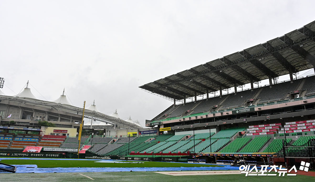 6일 SSG 랜더스와 삼성 라이온즈의 KBO리그 정규시즌 맞대결이 예고된 인천 SSG랜더스필드에 비가 내리고 있다. 인천, 김한준 기자