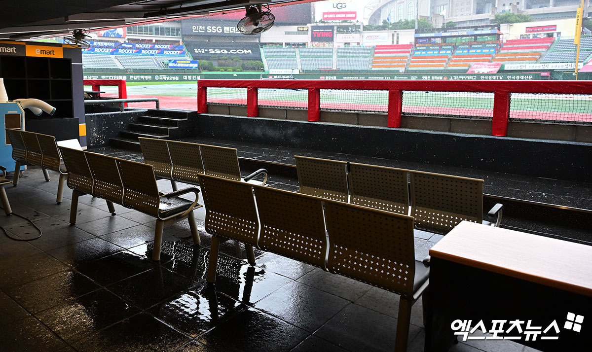 6일 SSG 랜더스와 삼성 라이온즈의 KBO리그 정규시즌 맞대결이 예고된 인천 SSG랜더스필드에 비가 내리고 있다. 인천, 김한준 기자