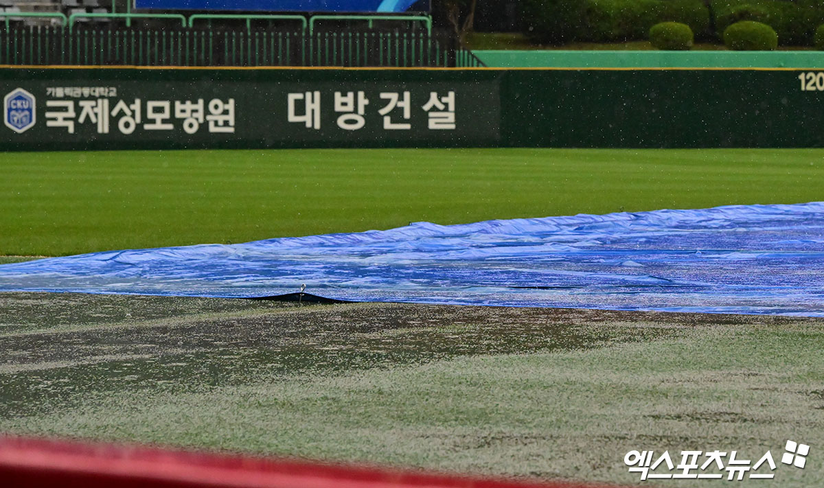 6일 SSG 랜더스와 삼성 라이온즈의 KBO리그 정규시즌 맞대결이 예고된 인천 SSG랜더스필드에 비가 내리고 있다. 인천, 김한준 기자