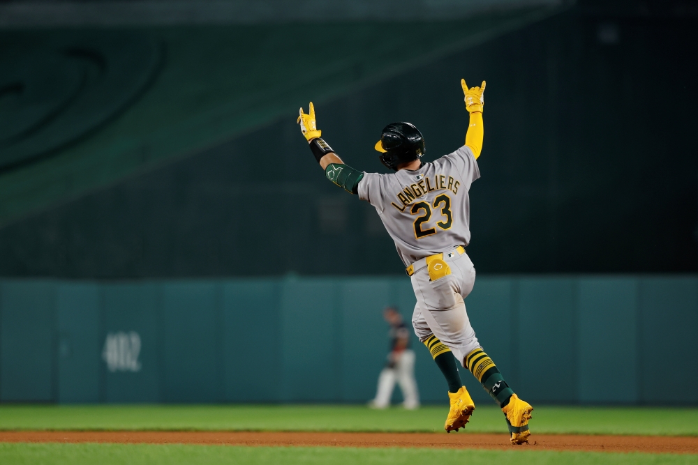 애슬레틱스 포수 시어 랭겔리어스가 6일 미국 워싱턴DC의 내셔널스파크에서 열린 2025 미국 메이저리그(MLB) 워싱턴 내셔널스와의 원정경기에 1번타자 겸 포수로 선발 출전해 6타수 5안타(3홈런) 3타점 4득점을 기록했다. 1번타자 겸 포수로 선발 출전한 선수가 한 경기에 홈런 3개를 친 건 2019년 7월 트래비스 다노 이후 이번이 두 번째다. AP 연합뉴스