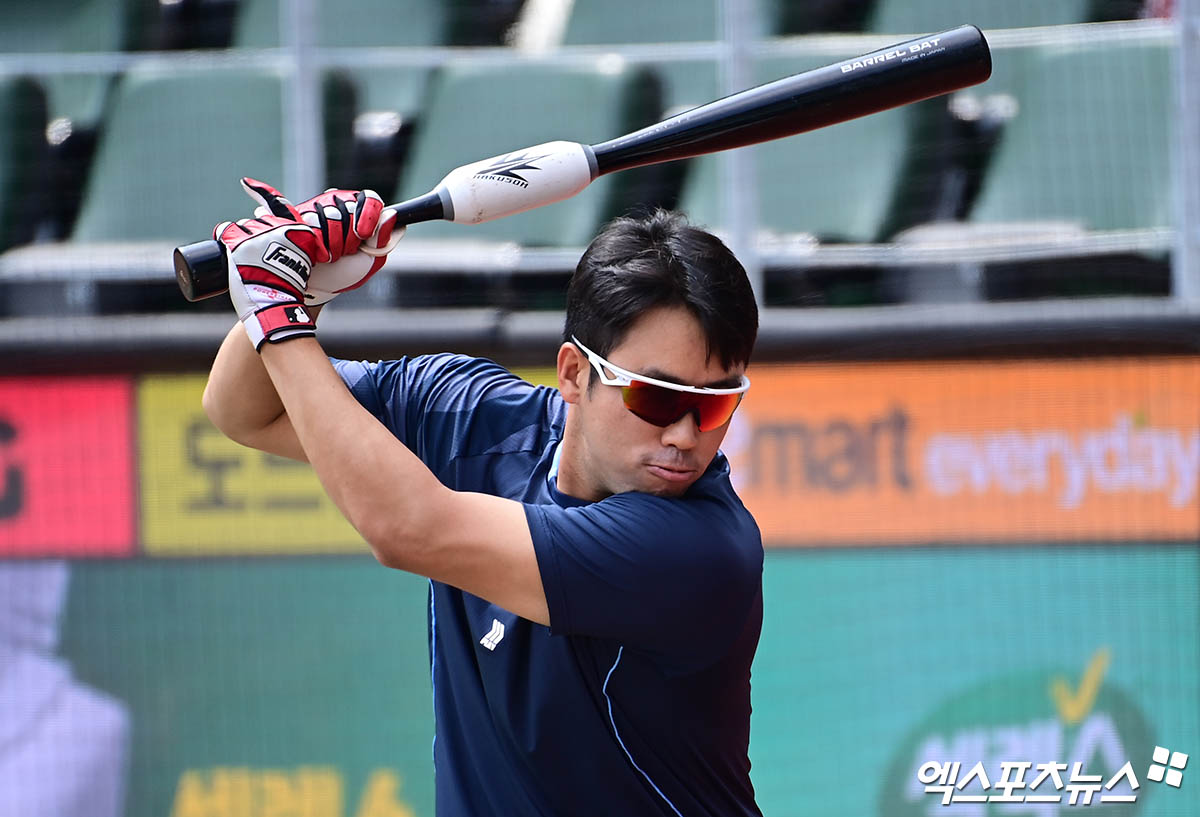 롯데 자이언츠 캡틴 전준우가 6일 부산 사직야구장에서 열리는 2025 신한 SOL Bank KBO리그 KIA 타이거즈와의 팀 간 14차전에 앞서 햄스트링 부상 여파로 1군 엔트리에서 말소됐다. 사진 엑스포츠뉴스 DB