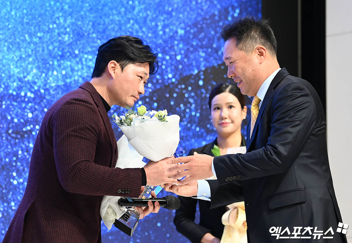 왼쪽부터 삼성 라이온즈 투수 오승환, 박진만 감독. 2023년 시상식에서 박 감독이 오승환에게 꽃다발을 전하고 있다. 엑스포츠뉴스 DB