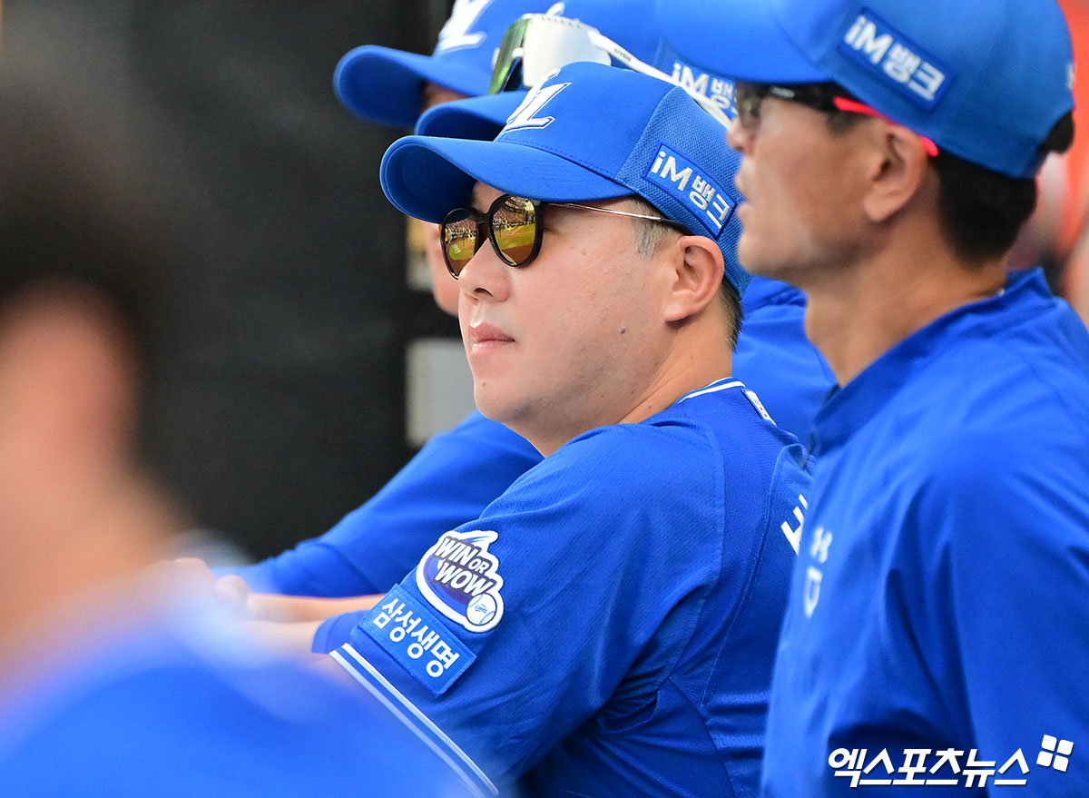 삼성 라이온즈 박진만 감독이 올해 정규시즌 경기 도중 선수들의 플레이를 바라보고 있다. 엑스포츠뉴스 DB