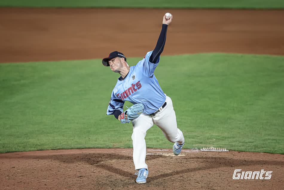 롯데 자이언츠 외국인 투수 터커 데이비슨이 6일 부산 사직야구장에서 열린 2025 신한 SOL Bank KBO리그 KIA 타이거즈와의 팀 간 14차전에 선발등판, 6이닝 1실점 호투로 승리투수가 됐다. 사진 롯데 자이언츠