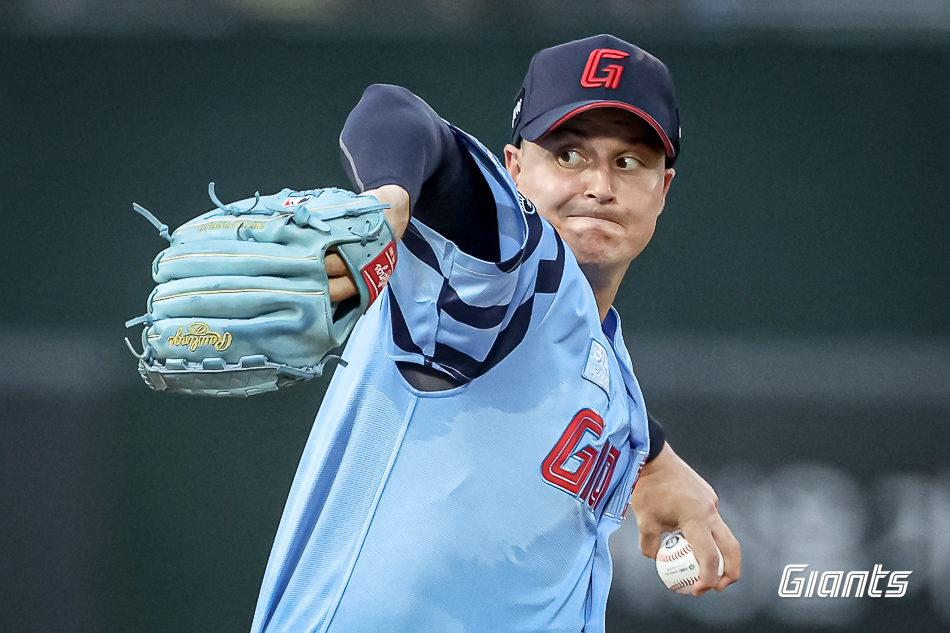 롯데 자이언츠 외국인 투수 터커 데이비슨이 6일 부산 사직야구장에서 열린 2025 신한 SOL Bank KBO리그 KIA 타이거즈와의 팀 간 14차전에 선발등판, 6이닝 1실점 호투로 시즌 10승을 따냈다. 다만 경기 종료 후 방출을 통보 받으면서 이 게임을 마지막으로 롯데를 떠나게 됐다. 사진 롯데 자이언츠