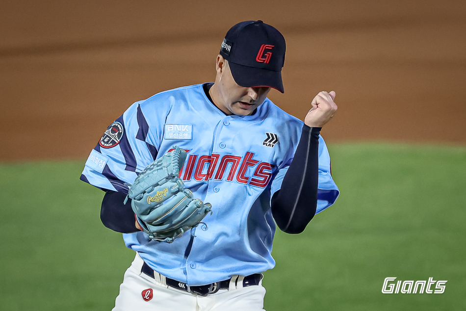 롯데 자이언츠 외국인 투수 터커 데이비슨이 6일 부산 사직야구장에서 열린 2025 신한 SOL Bank KBO리그 KIA 타이거즈와의 팀 간 14차전에 선발등판, 6이닝 1실점 호투로 시즌 10승을 따냈다. 다만 경기 종료 후 방출을 통보 받으면서 이 게임을 마지막으로 롯데를 떠나게 됐다. 사진 롯데 자이언츠