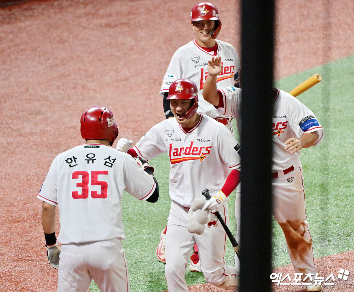 가운데에 위치한 SSG 랜더스 오태곤이 6일 인천 삼성 라이온즈전에서 홈런을 친 뒤 축하 받고 있다. 인천, 김한준 기자