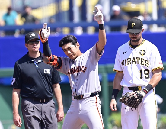 샌프란시스코 자이언츠 외야수 이정후가 7일 피츠버그전에서 9회초 2루타와 결승 득점으로 팀 승리에 큰 힘을 보탰다. 이정후는 최근 6경기 연속 장타로 타격감을 확실히 끌어 올리고 있다. 이정후는 2루타 부문 내셔널리그 공동 6위에 올랐다. 연합뉴스