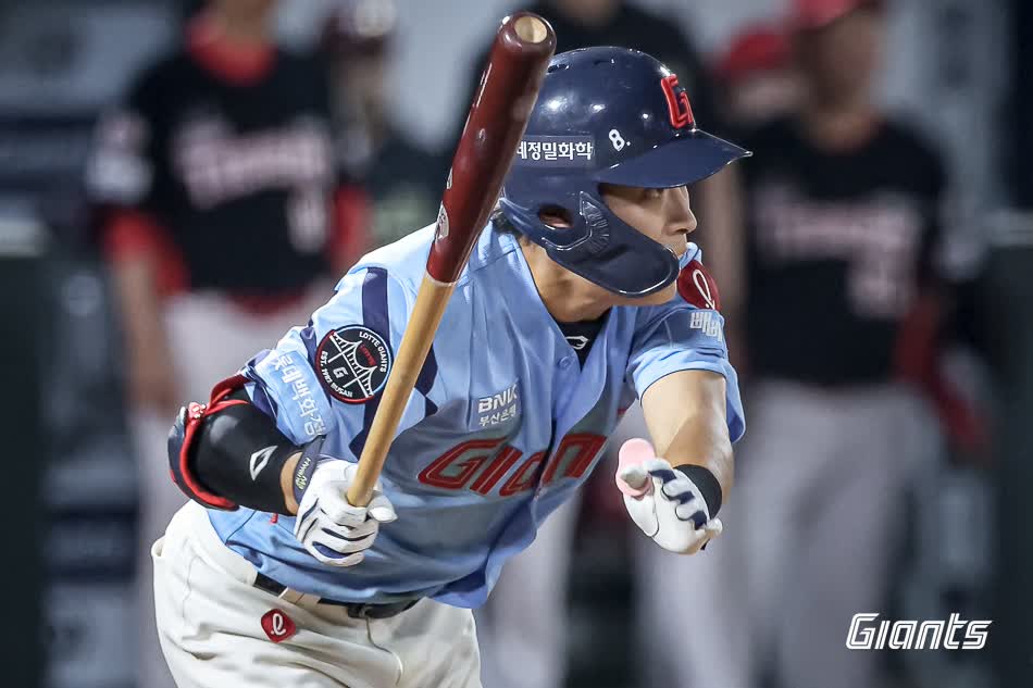 롯데 자이언츠 외야수 황성빈이 지난 6일 부산 사직야구장에서 열린 2025 신한 SOL Bank KBO리그 KIA 타이거즈와의 팀 간 14차전에서 호수비로 팀 승리에 힘을 보탰다. 사진 롯데 자이언츠