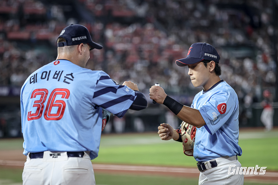 롯데 자이언츠 외야수 황성빈이 지난 6일 부산 사직야구장에서 열린 2025 신한 SOL Bank KBO리그 KIA 타이거즈와의 팀 간 14차전에서 호수비로 팀 승리에 힘을 보탰다. 사진 롯데 자이언츠