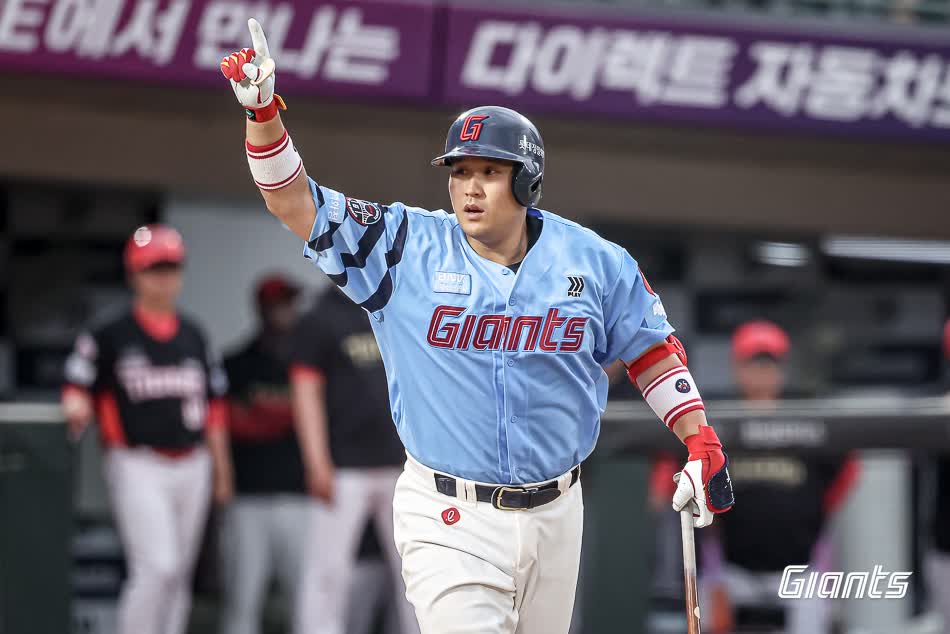 롯데 자이언츠 포수 유강남이 지난 6일 부산 사직야구장에서 열린 2025 신한 SOL Bank KBO리그 KIA 타이거즈와의 팀 간 14차전에 7번타자 겸 포수로 선발출전, 팀 승리에 힘을 보탰다. 사진 롯데 자이언츠