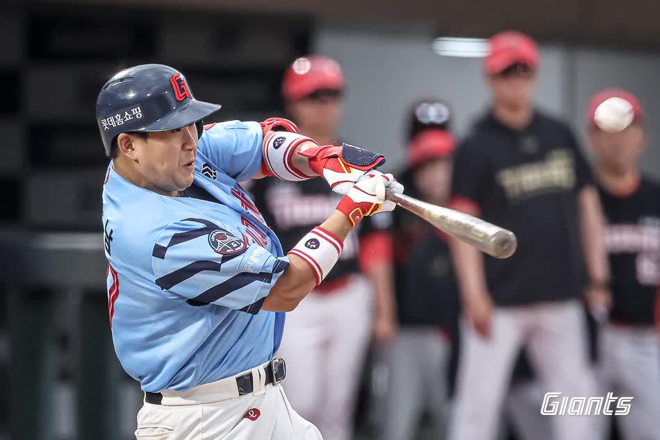 롯데 자이언츠 포수 유강남이 지난 6일 부산 사직야구장에서 열린 2025 신한 SOL Bank KBO리그 KIA 타이거즈와의 팀 간 14차전에 7번타자 겸 포수로 선발출전, 팀 승리에 힘을 보탰다. 사진 롯데 자이언츠