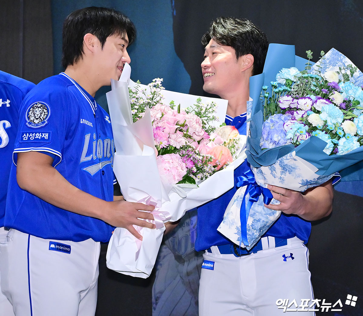 7일 오후 인천 오라카이 송도파크 호텔에서 삼성 오승환 은퇴 기자회견이 진행됐다.  삼성 오승환이 원태인에게 꽃다발을 받고 있다. 인천, 김한준 기자