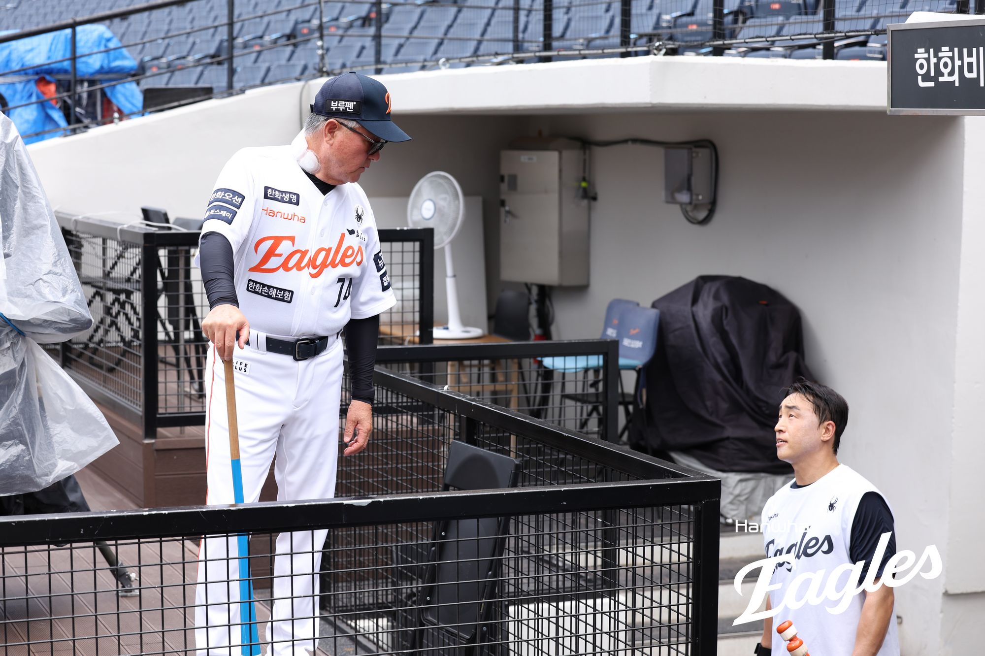 KBO리그 통산 최다안타 기록을 갖고 있는 한화 이글스 손아섭이 7일 대전 한화생명 볼파크에서 열린 라이브 배팅에 앞서 김경문 한화 감독과 대화하고 있다. 7일 1군 등록한 손아섭은 오는 8일부터 10일까지 잠실야구장에서 열리는 LG 트윈스와의 원정 경기 선발 출격을 노리고 있다. 한화 이글스