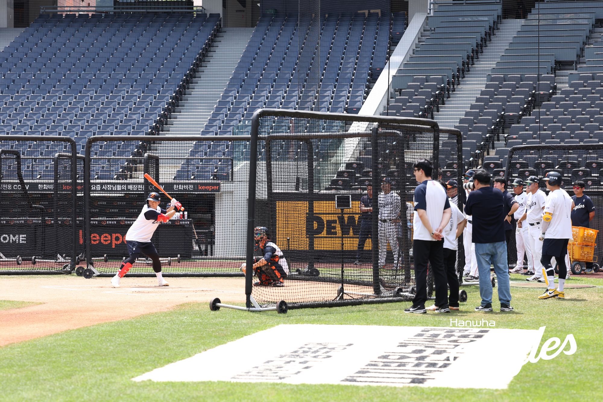 KBO리그 통산 최다안타 기록을 갖고 있는 한화 이글스 손아섭이 7일 대전 한화생명 볼파크에서 열린 라이브 배팅에서 타구를 노려보고 있다. 손아섭은 7일 같은 구장에서 열리는 KT 위즈와의 홈 경기에 앞서 1군 등록했다. 한화 이글스