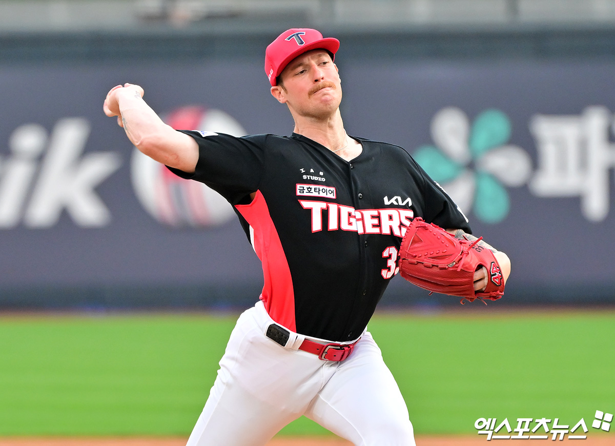KIA 타이거즈 외국인 투수 아담 올러가 지난 6일 사직 롯데 자이언츠전에 선발등판, 2.2이닝 5실점으로 패전투수가 됐다. 사진 엑스포츠뉴스 DB