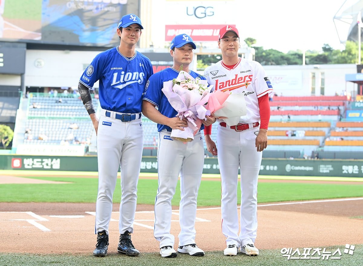 7일 오후 인천SSG랜더스필드에서 열린 '2025 신한 SOL Bank KBO리그' 삼성 라이온즈와 SSG 랜더스의 경기, 경기 전 진행된 '오승환 은퇴 기념' 행사에서 삼성 구자욱, 오승환, SSG 김광현이 기념촬영을 하고 있다. 인천, 고아라 기자