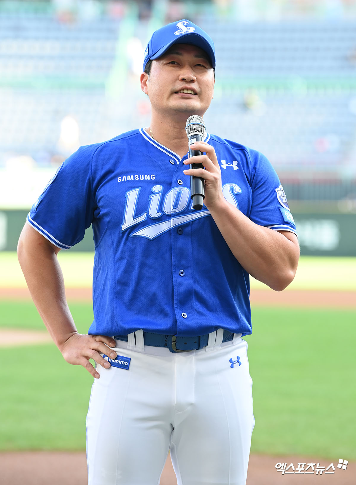 7일 오후 인천SSG랜더스필드에서 열린 '2025 신한 SOL Bank KBO리그' 삼성 라이온즈와 SSG 랜더스의 경기, 경기 전 진행된 '오승환 은퇴 기념' 행사에서 오승환이 팬들을 향해 인사를 전하고 있다. 인천, 고아라 기자