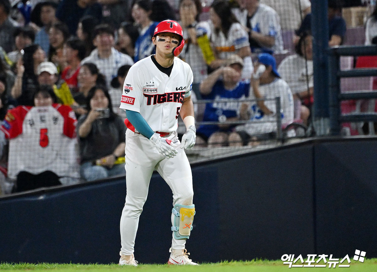 KIA 타이거즈 내야수 김도영이 7일 부산 사직야구장에서 열린 2025 신한 SOL Bank KBO리그 롯데 자이언츠와의 팀 간 15차전에서 5회말 수비 중 좌측 햄스트링 통증을 호소, 교체됐다. 사진 엑스포츠뉴스 DB