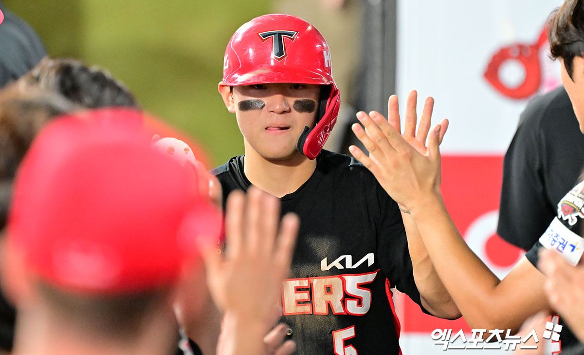 KIA 타이거즈 내야수 김도영이 7일 부산 사직야구장에서 열린 2025 신한 SOL Bank KBO리그 롯데 자이언츠와의 팀 간 15차전에서 5회말 수비 중 좌측 햄스트링 통증을 호소, 교체됐다. 사진 엑스포츠뉴스 DB
