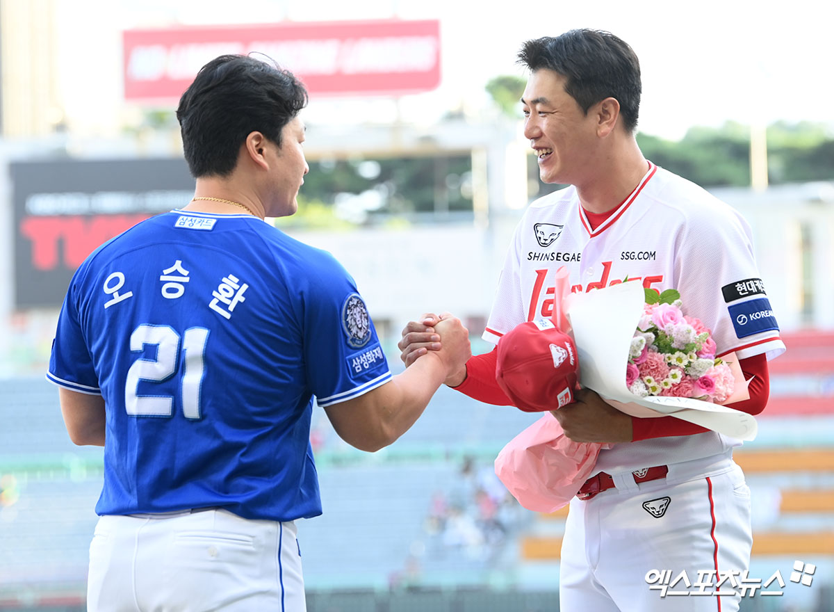 7일 오후 인천SSG랜더스필드에서 열린 '2025 신한 SOL Bank KBO리그' 삼성 라이온즈와 SSG 랜더스의 경기, 경기 전 진행된 '오승환 은퇴 기념' 행사에서 SSG 김광현이 꽃다발을 전달하고 있다. 인천, 고아라 기자