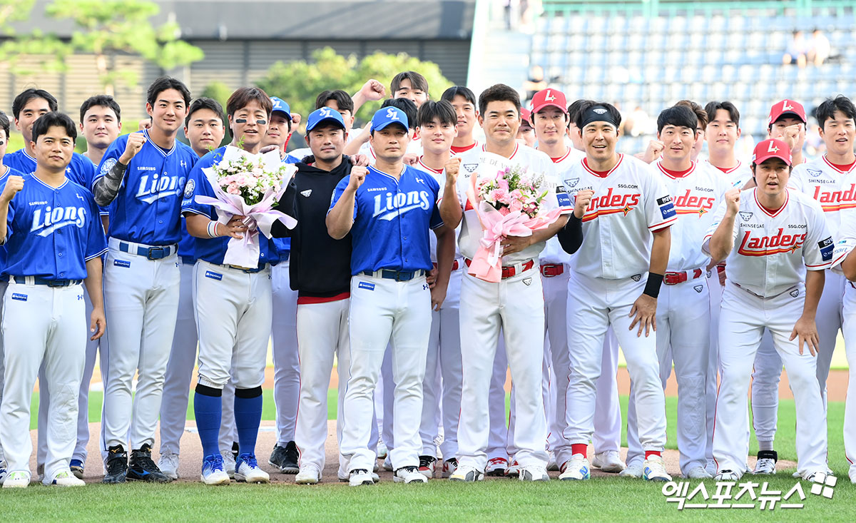 7일 오후 인천SSG랜더스필드에서 열린 '2025 신한 SOL Bank KBO리그' 삼성 라이온즈와 SSG 랜더스의 경기, 경기 전 진행된 '오승환 은퇴 기념' 행사에서 삼성, SSG 선수들이 기념촬영을 하고 있다. 인천, 고아라 기자