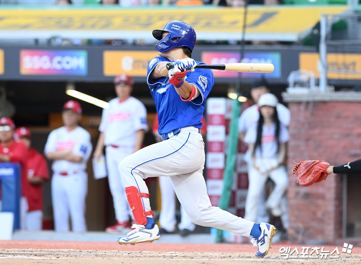 7일 오후 인천SSG랜더스필드에서 열린 '2025 신한 SOL Bank KBO리그' 삼성 라이온즈와 SSG 랜더스의 경기, 2회초 2사 2,3루 삼성 박승규가 안타를 날리고 있다. 인천, 고아라 기자