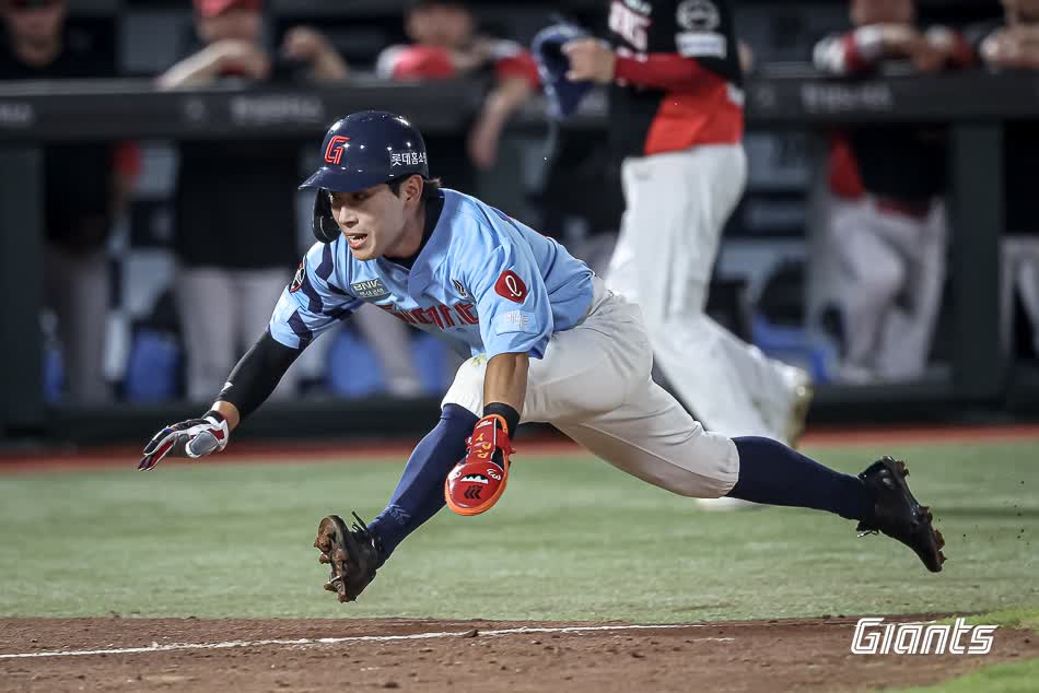 롯데 자이언츠 외야수 황성빈이 7일 부산 사직야구장에서 열린 2025 신한 SOL Bank KBO리그 롯데 자이언츠와의 팀 간 15차전에 1번타자 겸 중견수로 선발 라인업에 이름을 올렸다. 사진 엑스포츠뉴스 DB