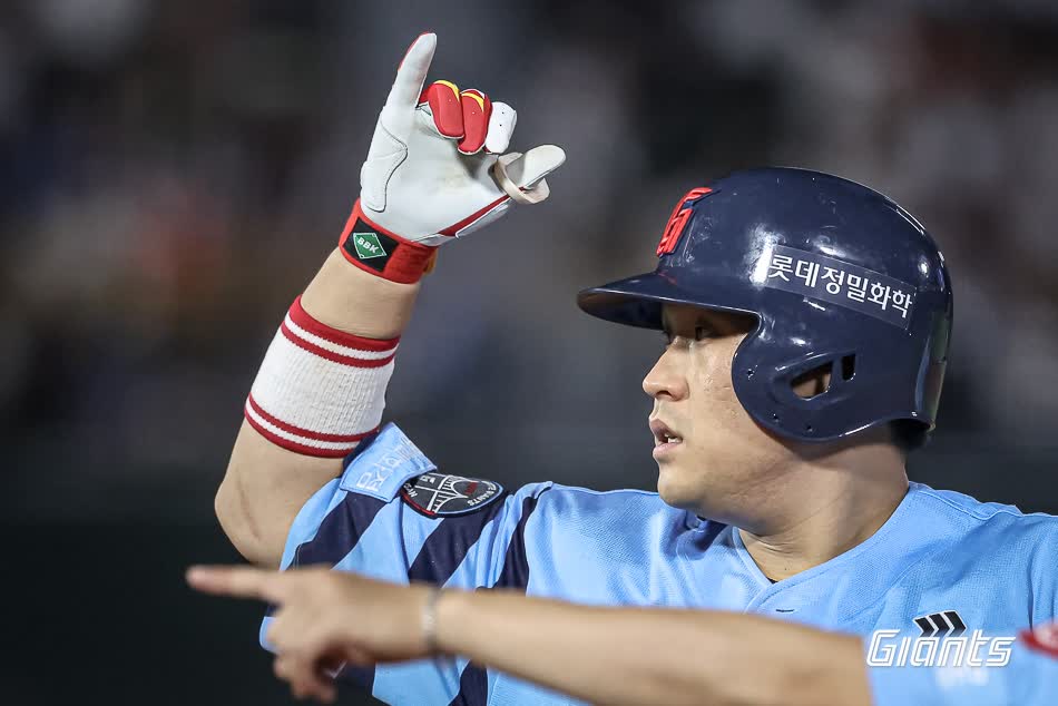 롯데 자이언츠 포수 유강남이 7일 부산 사직야구장에서 열린 2025 신한 SOL Bank KBO리그 KIA 타이거즈와의 팀 간 15차전에서 6회말 1타점 적시타를 기록했다. 사진 롯데 자이언츠