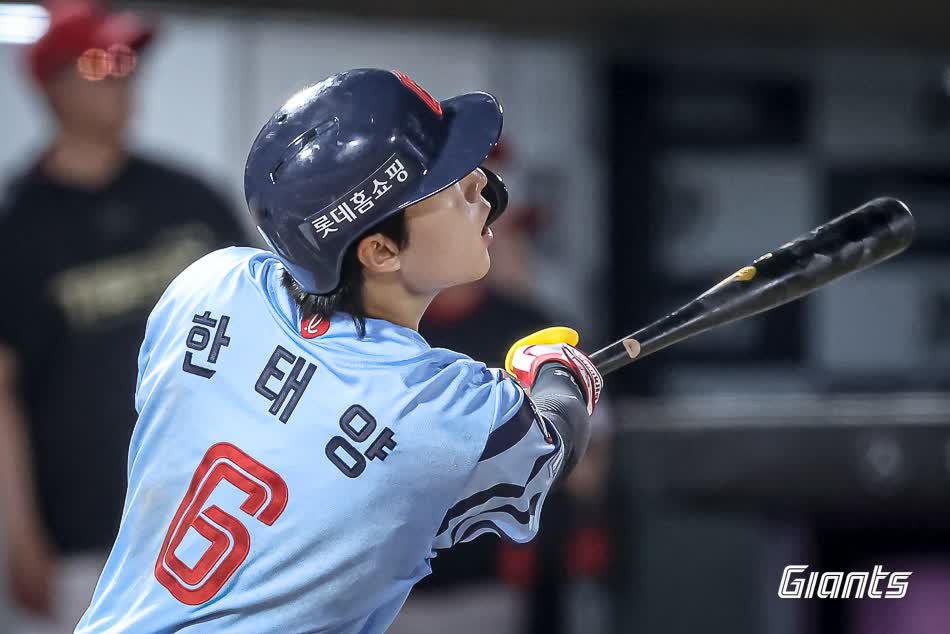 롯데 자이언츠 내야수 한태양이 7일 부산 사직야구장에서 열린 2025 신한 SOL Bank KBO리그 KIA 타이거즈와의 팀 간 15차전에서 프로 데뷔 첫 홈런을 기록했다. 사진 롯데 자이언츠