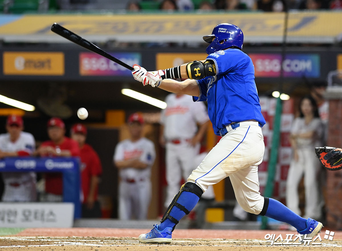 7일 오후 인천SSG랜더스필드에서 열린 '2025 신한 SOL Bank KBO리그' 삼성 라이온즈와 SSG 랜더스의 경기, 삼성이 선발 후라도의 호투에 힘입어 SSG를 상대로 6:1 승리를 거뒀다. 이날 승리로 삼성은 주중 3연전 2승1패 위닝시리즈로 마무리했다. 7회초 2사 삼성 강민호가 안타를 날리고 있다. 인천, 고아라 기자