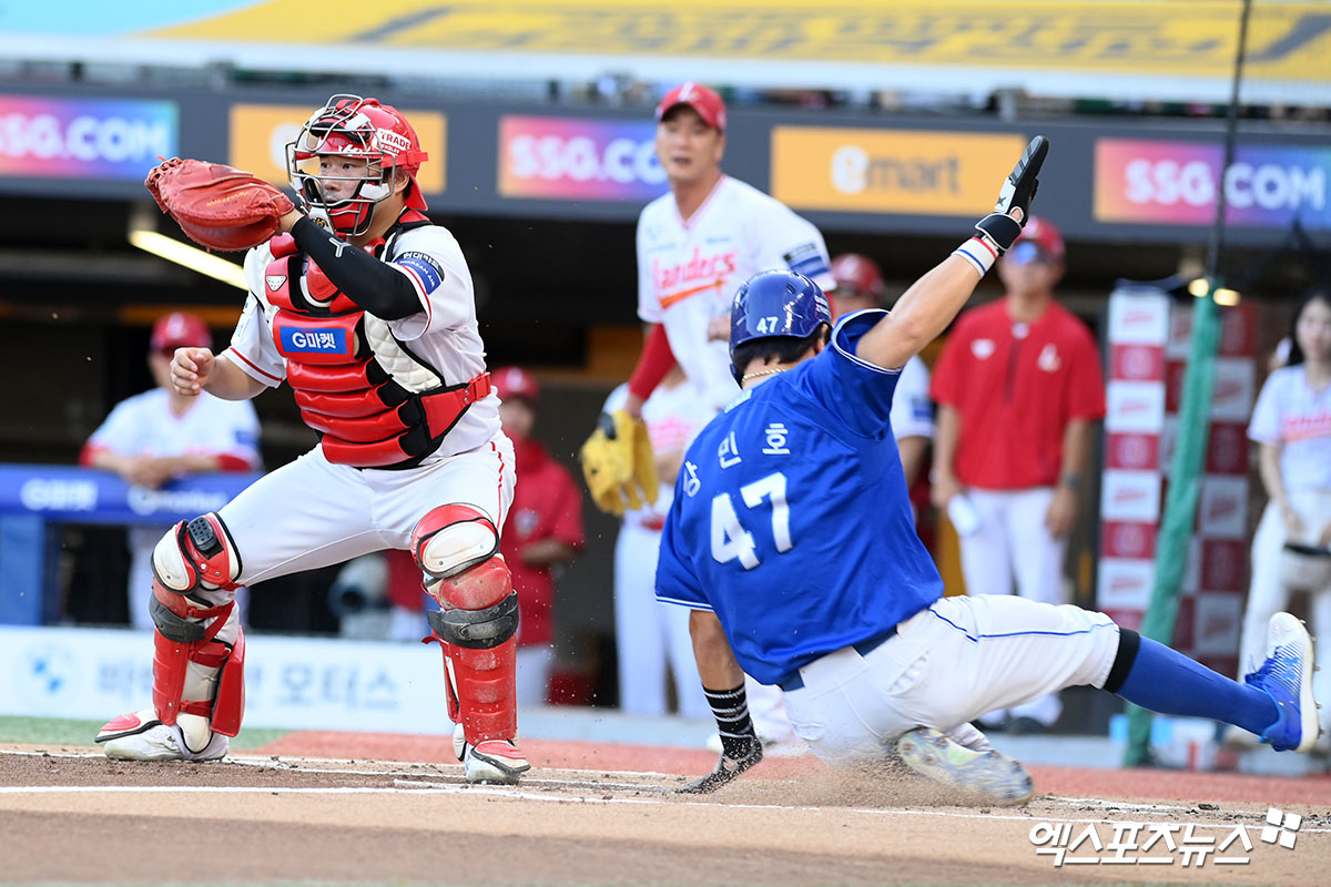 7일 오후 인천SSG랜더스필드에서 열린 '2025 신한 SOL Bank KBO리그' 삼성 라이온즈와 SSG 랜더스의 경기, 2회초 무사 2,3루 삼성 강민호가 김헌곤 타석 때 홈 쇄도를 하고 있다. 인천, 고아라 기자