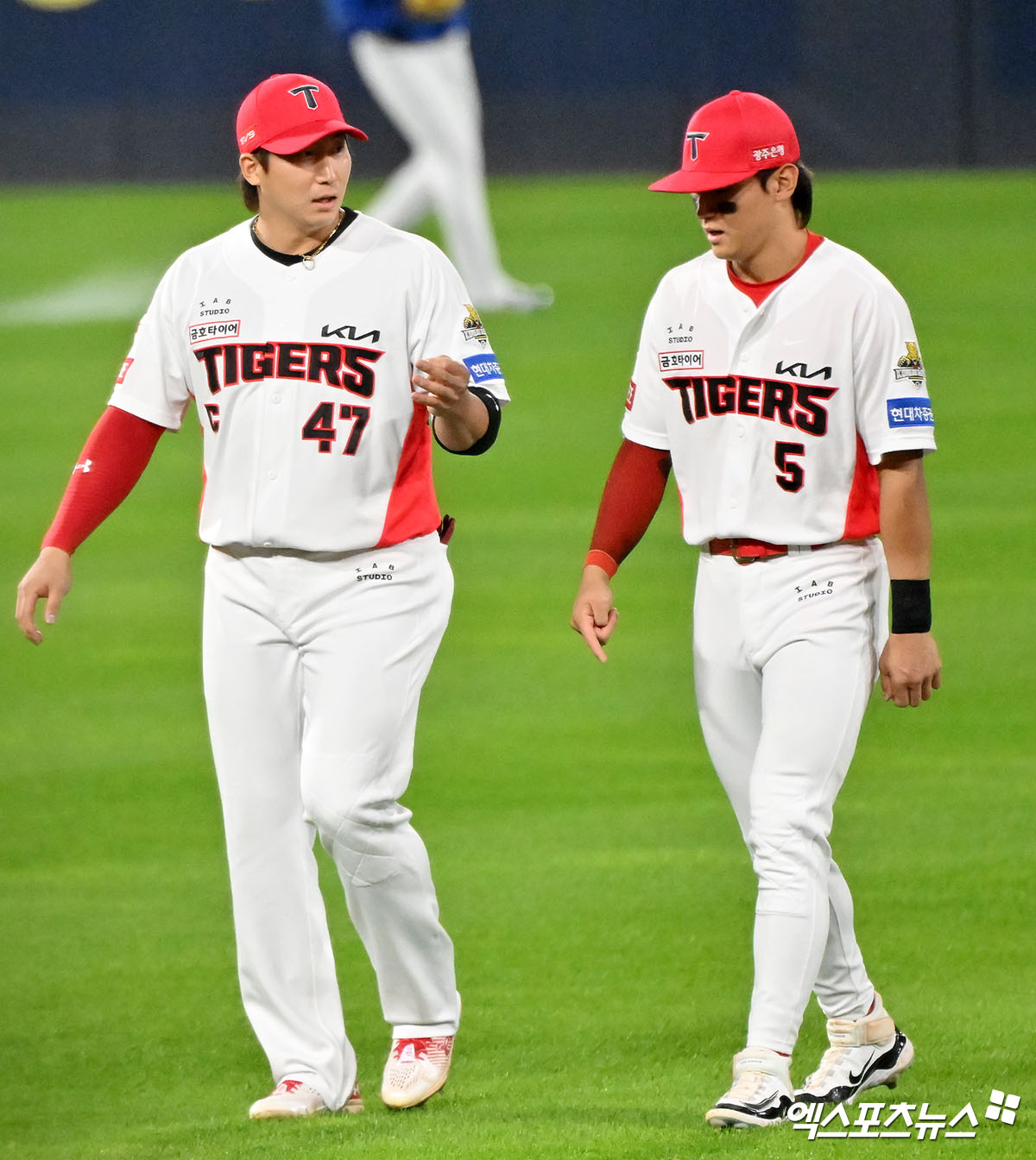 KIA 타이거즈 캡틴 나성범(왼쪽)이 7일 부산 사직야구장에서 열린 2025 신한 SOL Bank KBO리그 롯데 자이언츠와의 팀 간 15차전 종료 후 햄스트링 통증으로 교체된 김도영을 걱정하는 메시지를 전했다. 사진 엑스포츠뉴스 DB