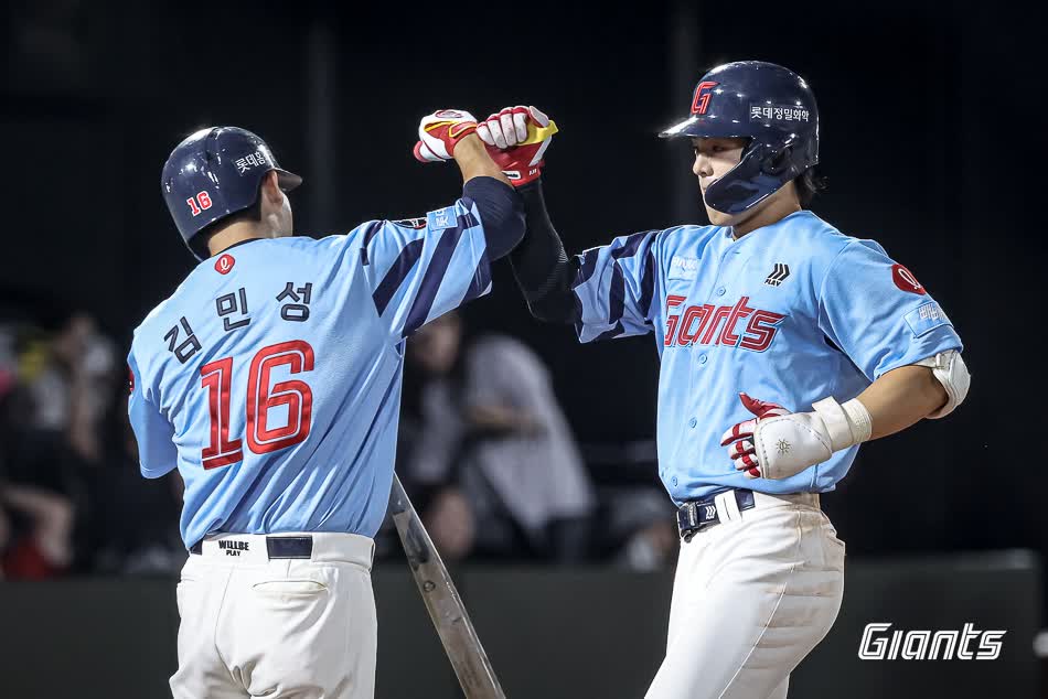 롯데 자이언츠 내야수 한태양(오른쪽)이 지난 7일 부산 사직야구장에서 열린 2025 신한 SOL Bank KBO리그 KIA 타이거즈와의 팀 간 15차전에서 프로 데뷔 첫 홈런을 기록했다. 사진 롯데 자이언츠