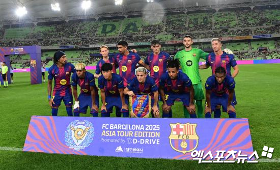 프랑스 풋볼이 지난 7일(한국시간) 공식 홈페이지를 통해 2024-2025시즌 발롱도르 남자 선수 후보 최종 30인을 공개했다.   2024년 8월 1일부터 2025년 7월 31일까지 성적을 바탕으로 30명의 후보를 뽑은 발롱도르는 현지시간 9월 22일 프랑스 파리의 샤텔레 극장에서 시상식을 개최한다. 엑스포츠뉴스DB