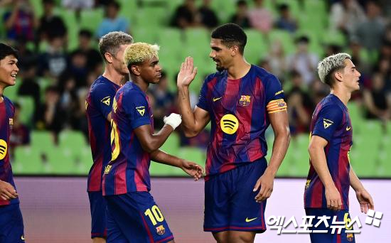 프랑스 풋볼이 지난 7일(한국시간) 공식 홈페이지를 통해 2024-2025시즌 발롱도르 남자 선수 후보 최종 30인을 공개했다.   2024년 8월 1일부터 2025년 7월 31일까지 성적을 바탕으로 30명의 후보를 뽑은 발롱도르는 현지시간 9월 22일 프랑스 파리의 샤텔레 극장에서 시상식을 개최한다. 엑스포츠뉴스DB