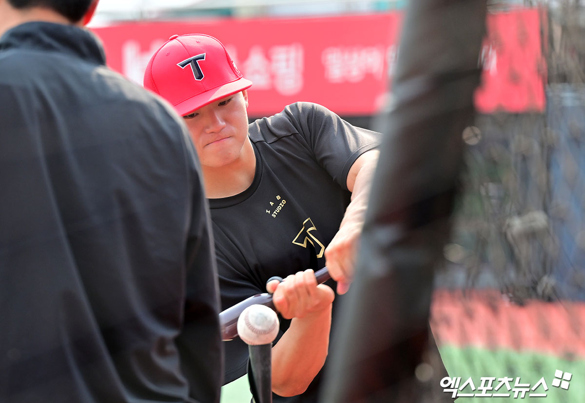 21일 오후 수원KT위즈파크에서 열리는 '2025 신한 SOL Bank KBO리그' KIA 타이거즈와 KT 위즈의 경기, KIA 김도영이 훈련에 임하고 있다. 엑스포츠뉴스 DB