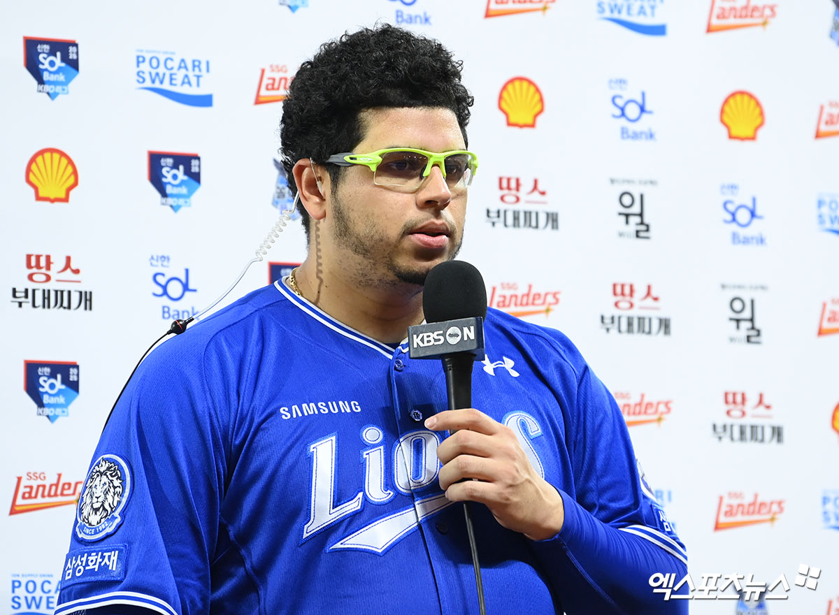 7일 오후 인천SSG랜더스필드에서 열린 '2025 신한 SOL Bank KBO리그' 삼성 라이온즈와 SSG 랜더스의 경기, 삼성이 선발 후라도의 호투에 힘입어 SSG를 상대로 6:1 승리를 거뒀다. 이날 승리로 삼성은 주중 3연전 2승1패 위닝시리즈로 마무리했다.  이날 승리투수가 된 삼성 후라도가 인터뷰를 하고 있다. 엑스포츠뉴스 DB