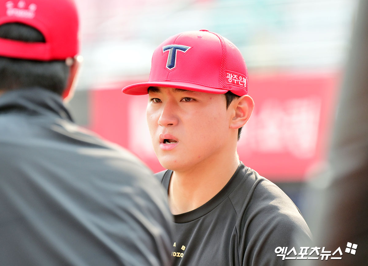 KIA 타이거즈 내야수 김도영이 병원 검진에서 햄스트링 근육 손상 소견을 받았다. KIA 구단은 8일 '김도영이 오늘 창원 소재 청아병원에서 MRI 검진(선한병원 등 크로스 체크)을 받았다. 검진 결과 좌측 햄스트링 근육 손상 소견을 받았다'고 밝혔다. 이어 '현재 부종이 있어 2~3주 뒤 재검진을 통해 정확한 부상 정도를 확인할 수 있다는 소견이 나왔다'고 덧붙였다. 엑스포츠뉴스DB