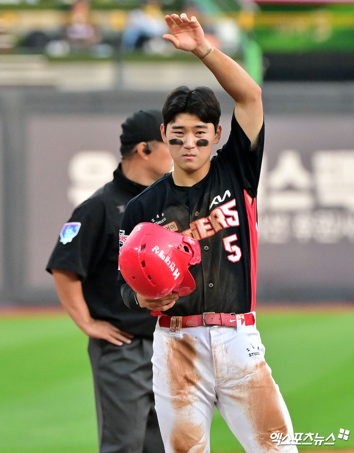 KIA 타이거즈 내야수 김도영이 병원 검진에서 햄스트링 근육 손상 소견을 받았다. KIA 구단은 8일 '김도영이 오늘 창원 소재 청아병원에서 MRI 검진(선한병원 등 크로스 체크)을 받았다. 검진 결과 좌측 햄스트링 근육 손상 소견을 받았다'고 밝혔다. 이어 '현재 부종이 있어 2~3주 뒤 재검진을 통해 정확한 부상 정도를 확인할 수 있다는 소견이 나왔다'고 덧붙였다. 엑스포츠뉴스DB