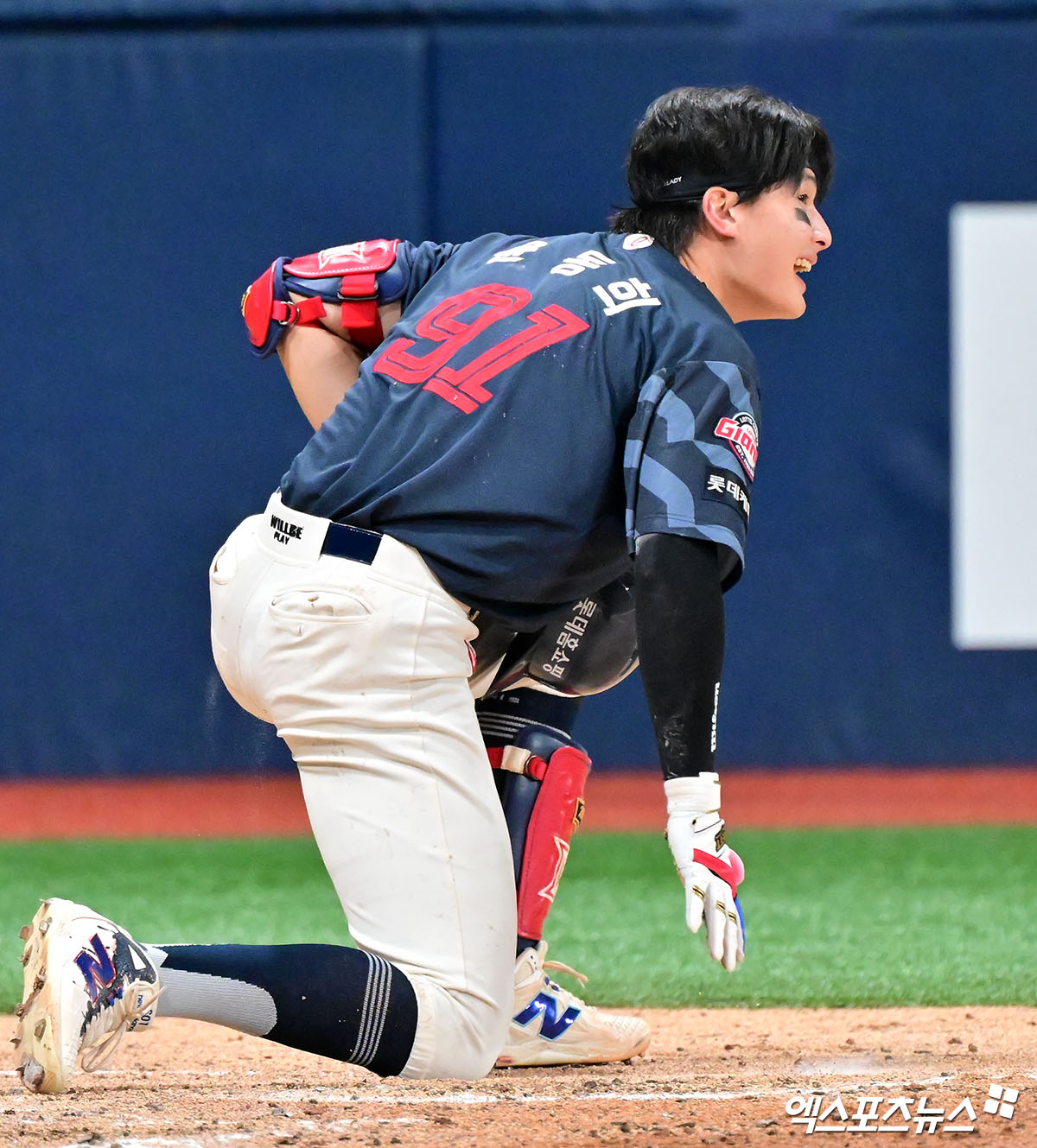 3일 오후 서울 구로구 고척스카이돔에서 열린 '2025 신한 SOL Bank KBO리그' 롯데 자이언츠와 키움 히어로즈의 경기, 3회초 1사 2루 롯데 윤동희가 사구에 맞고 있다. 엑스포츠뉴스 DB