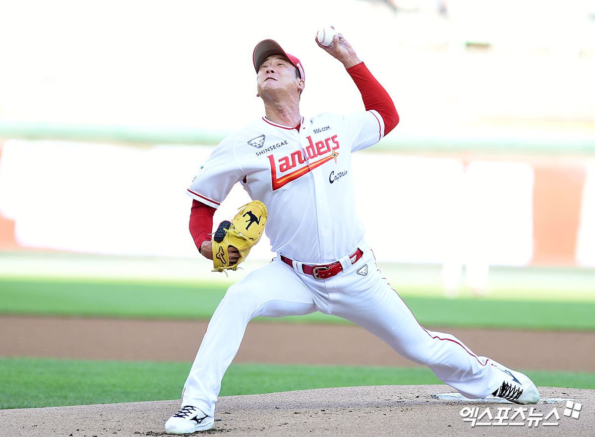 7일 오후 인천SSG랜더스필드에서 열린 '2025 신한 SOL Bank KBO리그' 삼성 라이온즈와 SSG 랜더스의 경기, SSG 선발투수 김광현이 공을 힘차게 던지고 있다. 엑스포츠뉴스 DB