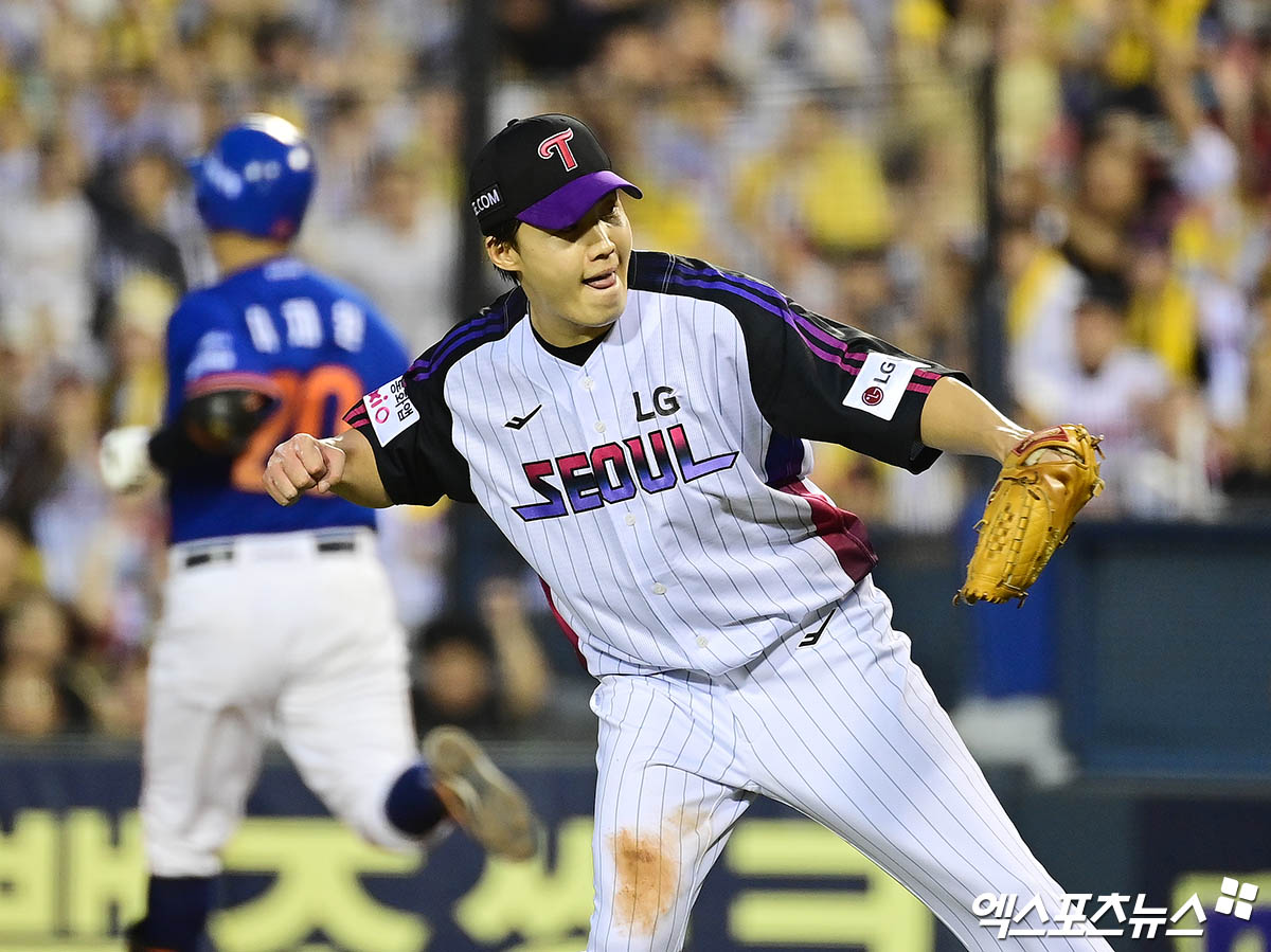 8일 오후 서울 송파구 잠실야구장에서 열린 '2025 신한 SOL Bank KBO리그' 한화 이글스와 LG 트윈스의 경기, 4회초 1사 1,2루 LG 선발투수 임찬규가 한화 이재원을 병살타로 돌려세우며 이닝을 마친 뒤 기뻐하고 있다. 엑스포츠뉴스 잠실, 박지영 기자