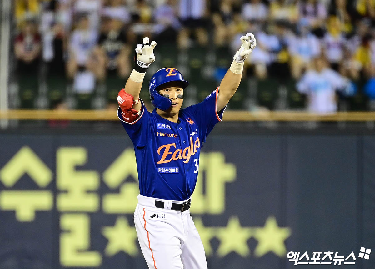 8일 오후 서울 송파구 잠실야구장에서 열린 '2025 신한 SOL Bank KBO리그' 한화 이글스와 LG 트윈스의 경기, 5회초 무사 2루 한화 손아섭이 1타점 적시타를 때려낸 뒤 상대 수비를 틈타 2루까지 진루, 세리머니를 하고 있다. 엑스포츠뉴스 잠실, 박지영 기자
