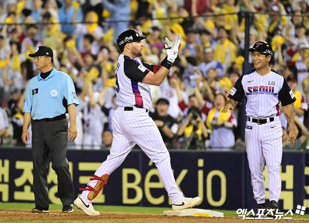 8일 오후 서울 송파구 잠실야구장에서 열린 '2025 신한 SOL Bank KBO리그' 한화 이글스와 LG 트윈스의 경기, 7회말 2사 1,2루 LG 오스틴이 동점 1타점 적시타를 때려낸 뒤 세리머니를 하고 있다. 엑스포츠뉴스 잠실, 박지영 기자