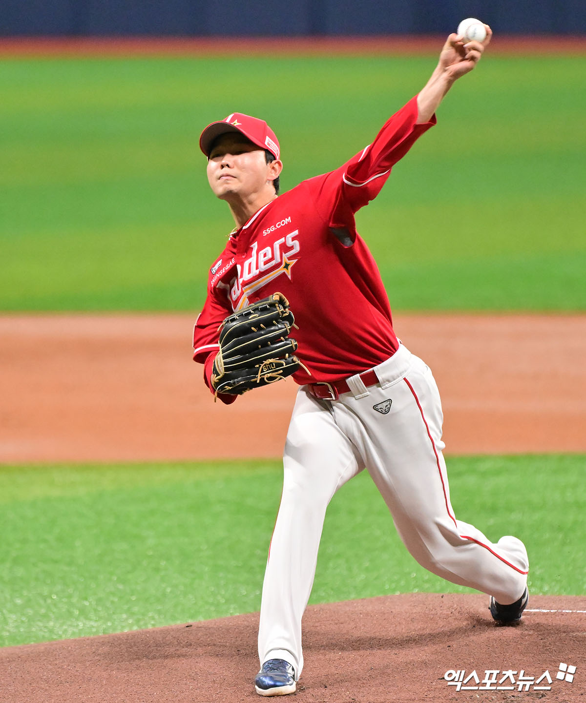 19일 오후 서울 구로구 고척스카이돔에서 열린 '2025 신한 SOL Bank KBO리그' SSG 랜더스와 키움 히어로즈의 경기, 1회말 SSG 선발투수 박시후가 공을 힘차게 던지고 있다. 엑스포츠뉴스 DB