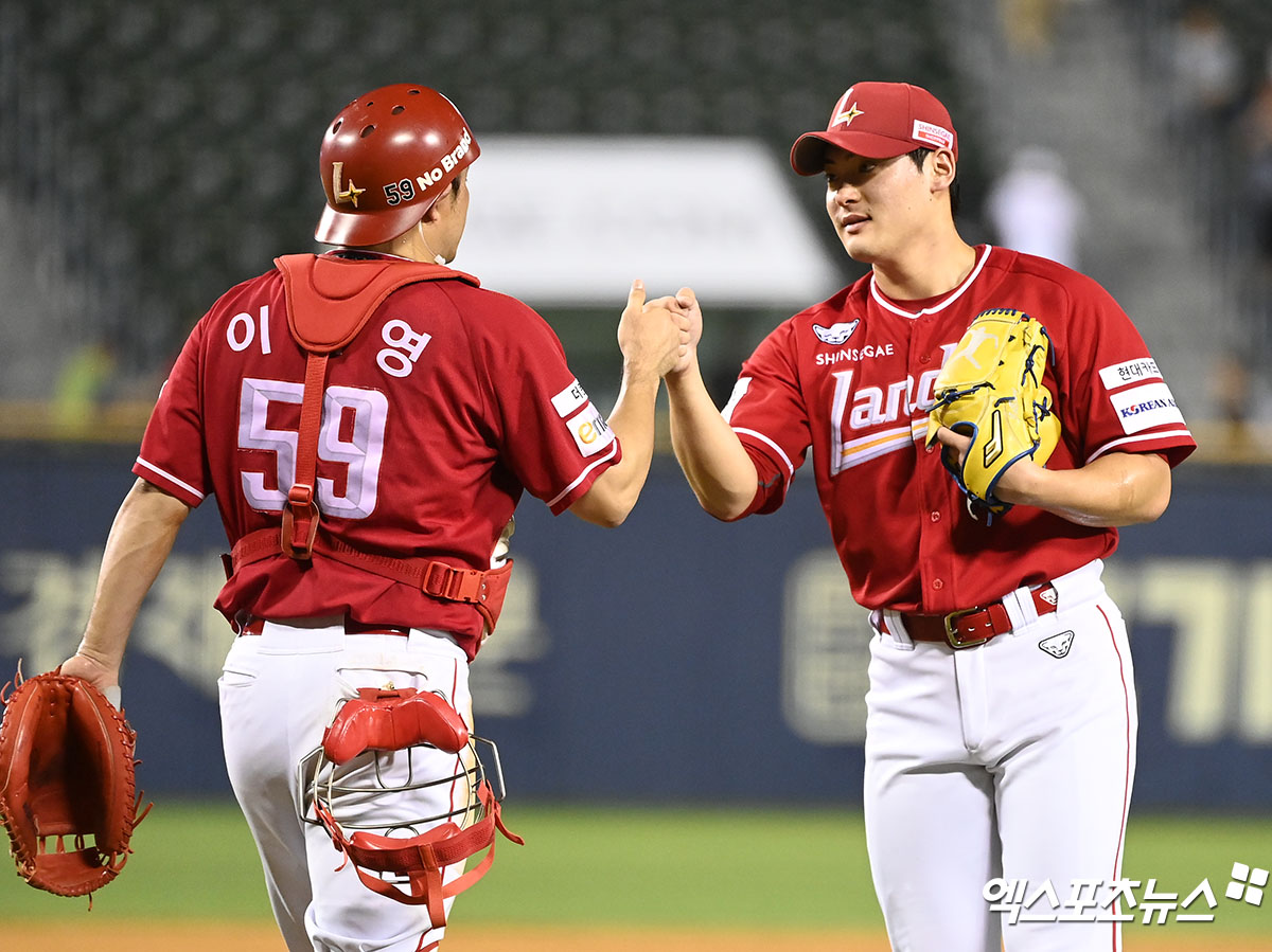 21일 오후 서울 송파구 잠실야구장에서 열린 '2024 신한 SOL Bank KBO리그' SSG 랜더스와 LG 트윈스의 경기, SSG이 선발 엘리아스의 7이닝 무실점 호투와 오태곤의 투런포에 힘입어 LG에 5:1로 승리하며 4연패에서 탈출했다.  이날 경기에서 승리한 SSG 선수들이 기뻐하고 있다. 엑스포츠뉴스 DB