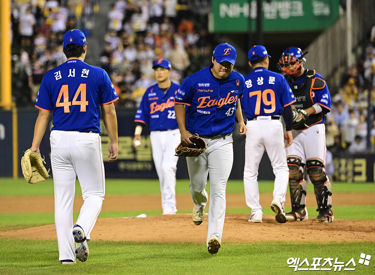 8일 오후 서울 송파구 잠실야구장에서 열린 '2025 신한 SOL Bank KBO리그' 한화 이글스와 LG 트윈스의 경기, 9회말 2사 2루 한화 투수 정우주가 김서현과 교체되어 마운드를 내려가고 있다. 엑스포츠뉴스 잠실, 박지영 기자